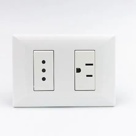 Tomacorriente Doble ( 01 De 3 En Linea + 01 Americano) Sinthesi S22 Placa Blanca Y Dados Blancos In Voga