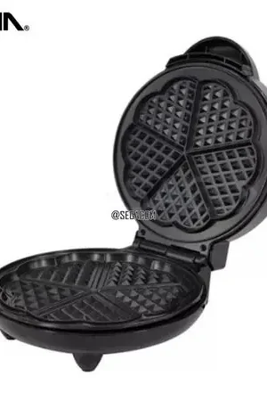 Must-Have Maquina Waflera Antiadherente 1200W BOMA -HEART- Black